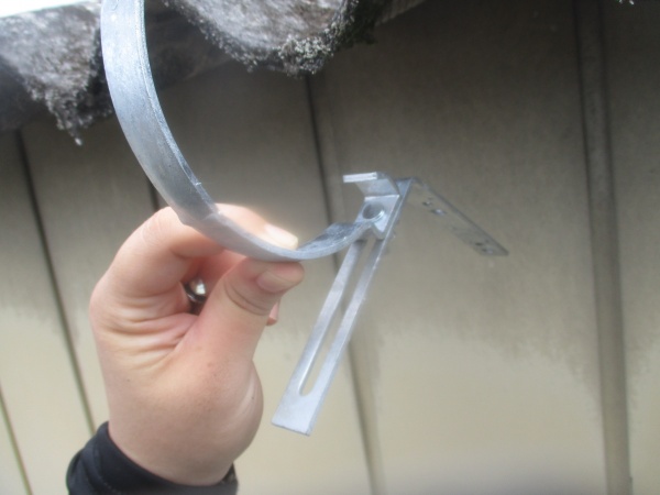 今回使用する軒樋金具です