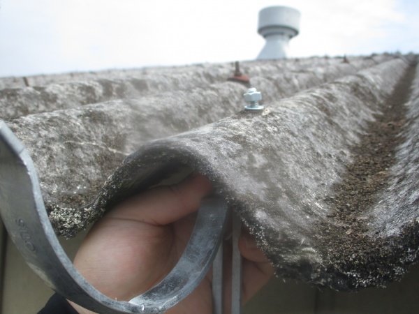 軒樋金具を仮止めします