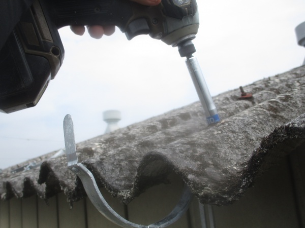 軒樋金具の固定中です