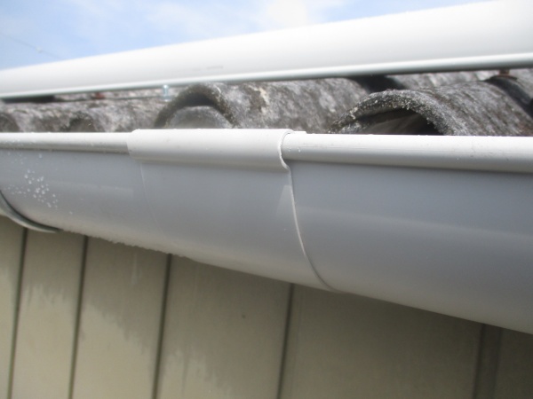 軒樋を繋ぎました