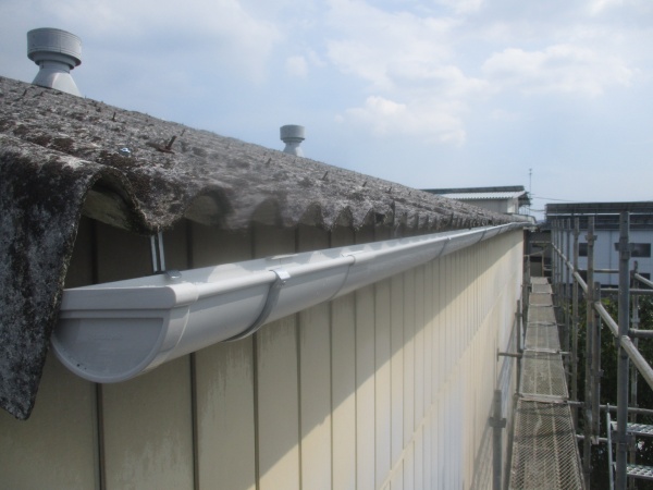 軒樋の取り付けが終了しました