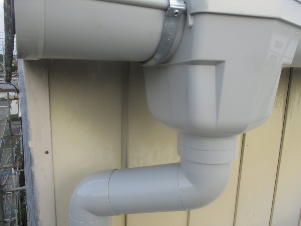 集水器と竪樋を繋ぎました