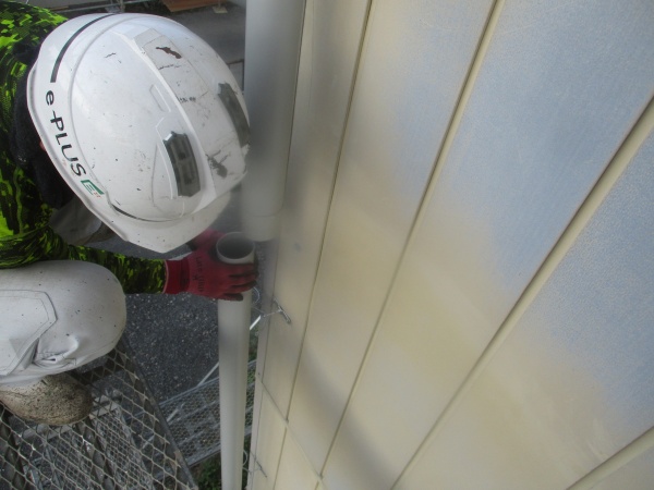 竪樋同士を繋ぎます