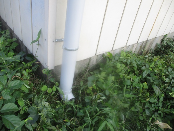 竪樋の排水側にエルボーを取り付けました