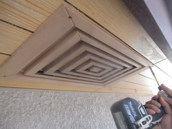 排気口カバーの取り外し中です