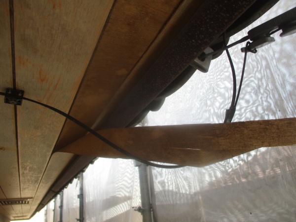 破損した軒天材を撤去しました