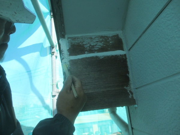 破風板のシーリング中です