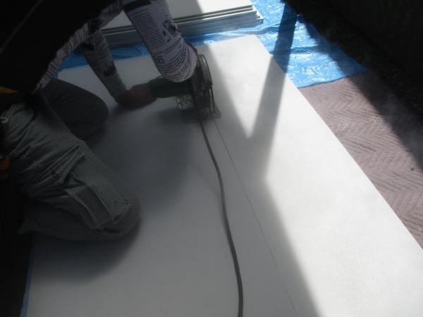 寸法に墨を引きケイカル板をカットします