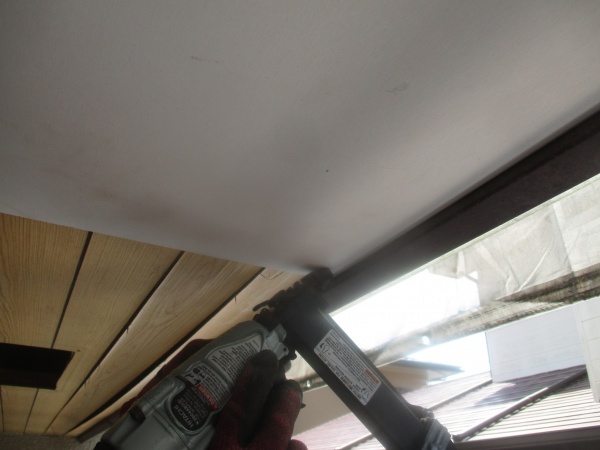 軒天材の貼り付け中です