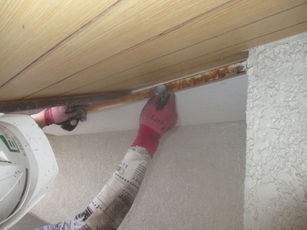 垂木間と軒先の出寸法を測ります