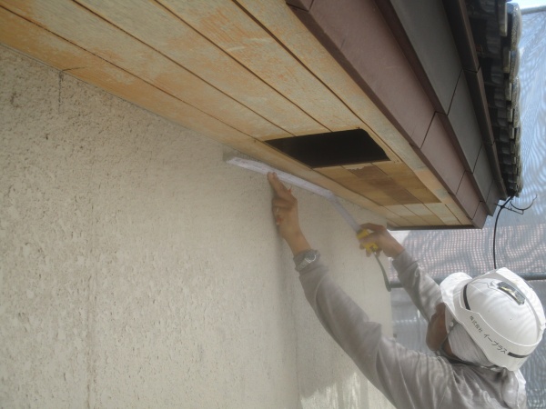 垂木間の寸法を測ります