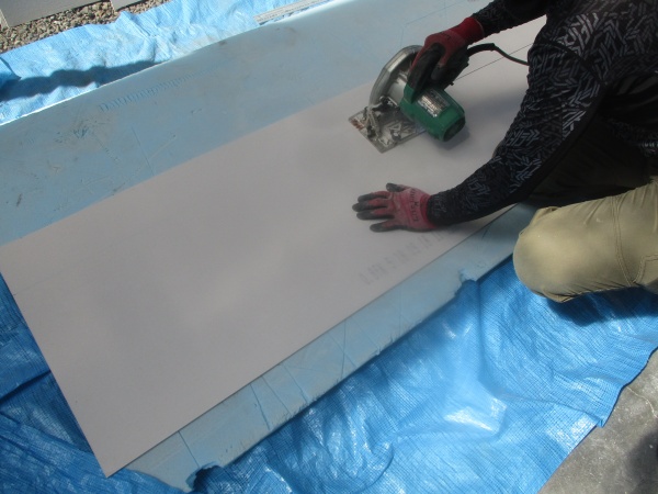 ケイカル板をカットします