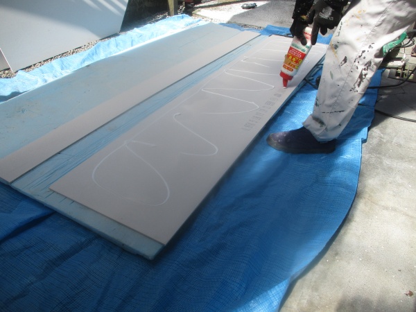 裏面にボンドを塗布します