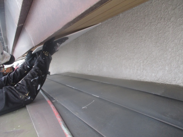 既存の軒天に貼り付けます