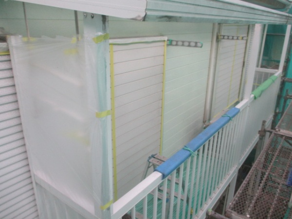 窓周りの養生終了です