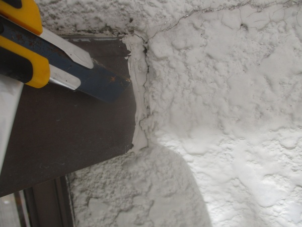 既存塗料の撤去中です