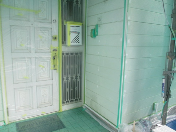 玄関周りの養生終了です
