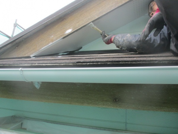 １回目軒天塗装中です