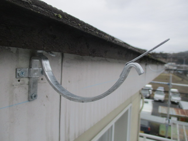 軒樋金具を取り付けました