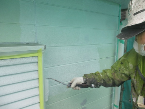 窯業系サイディングの下塗り中です