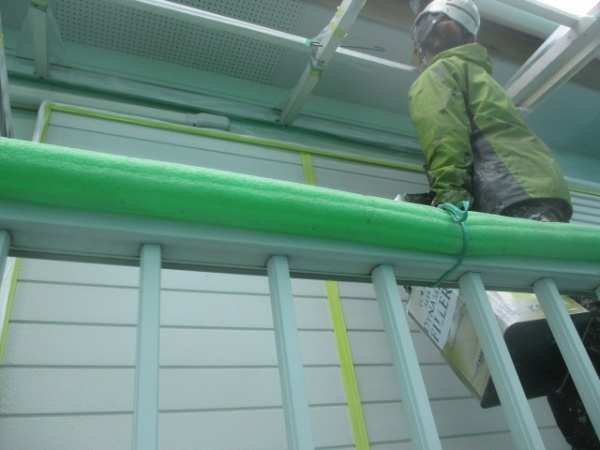 窯業系サイディングの下塗り中です