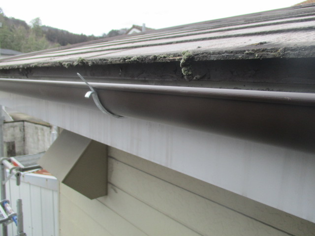 軒樋を取り付けました