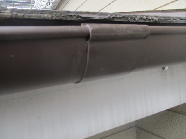 軒樋を繋ぎました