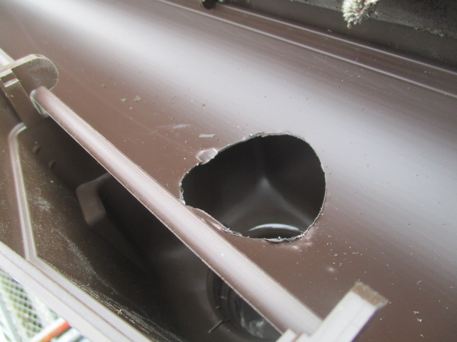 軒樋の排水穴を開けました