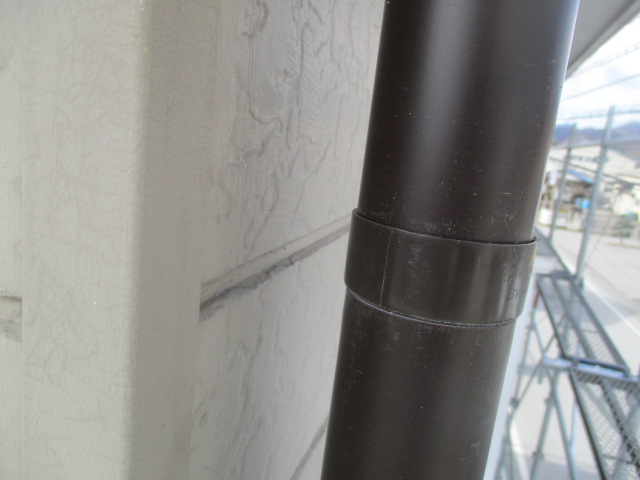 縦樋を取り付けました