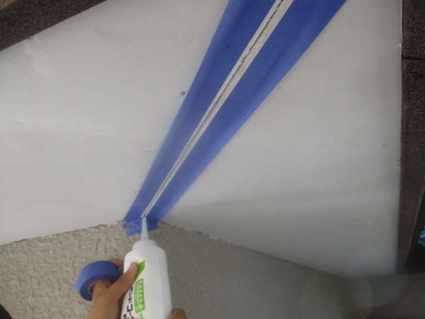 シーリング材の塗布中です