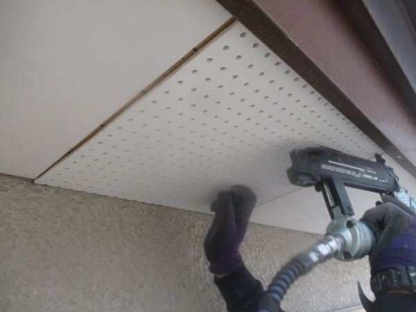 有孔ボードを取り付けます