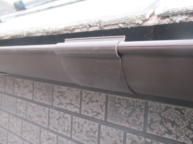 軒樋を繋ぎました