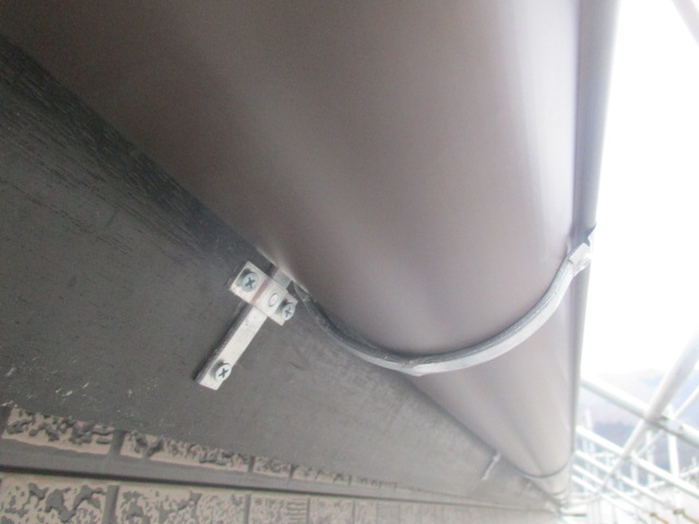 軒樋金具を取り付けました