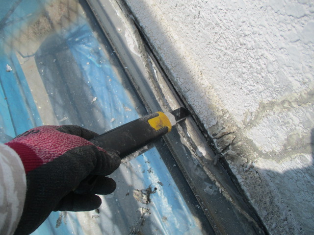 既存のコーキングを撤去中です