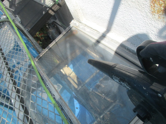 ブロアーで掃除しました