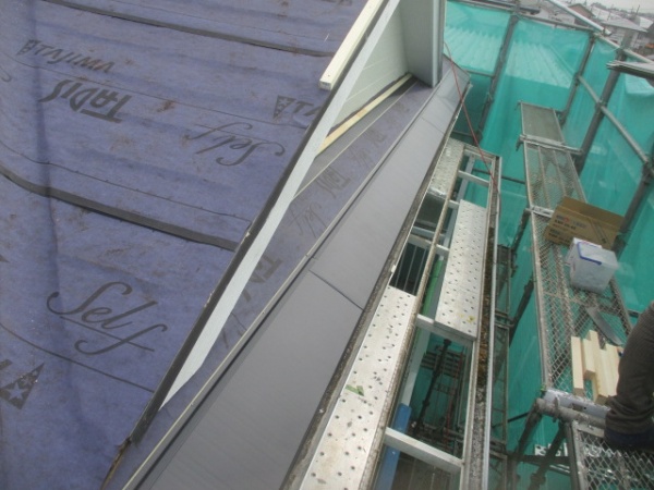 ルーフの貼り始まりです