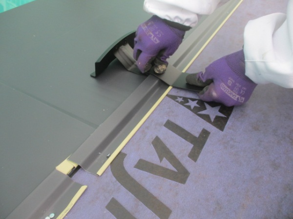 雪止めの取り付け中です