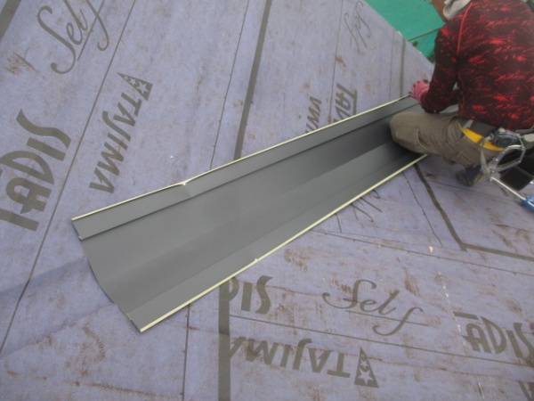 谷樋の取り付け中です