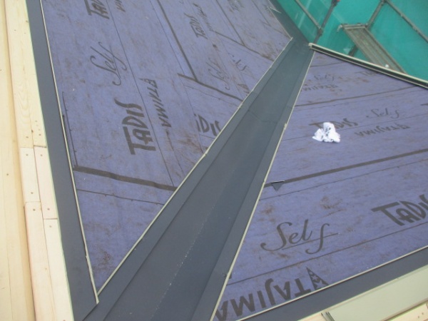 谷樋の取り付け終了です