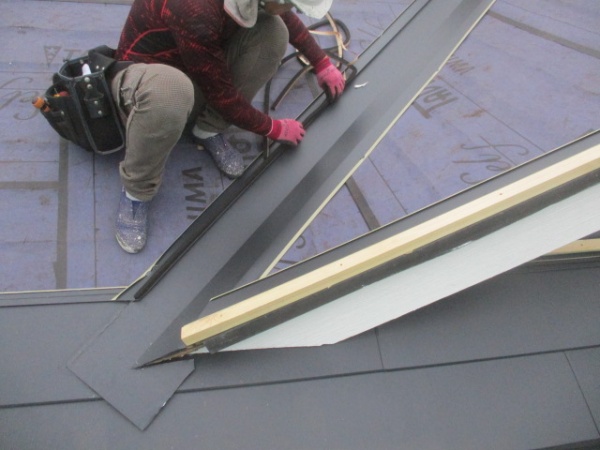 谷樋の取り付け中です