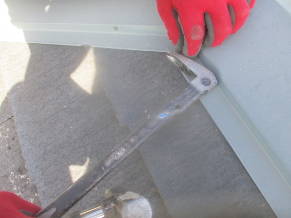 棟板金を取り外し中です