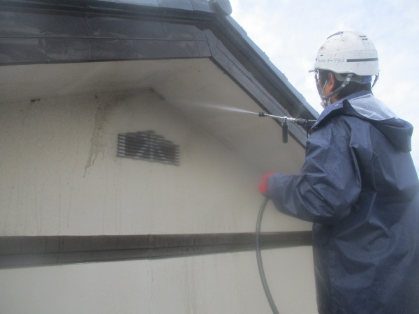 軒天の洗浄中です