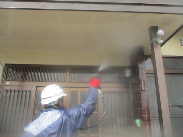 玄関の洗浄中です