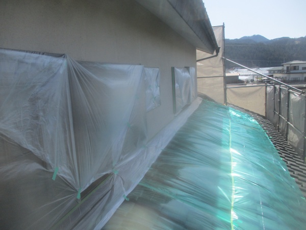 ２階窓周りの養生が終了しました