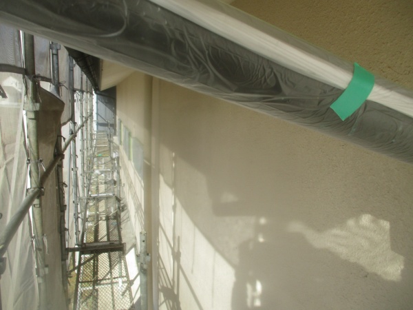 ２階竪樋の養生が終了しました