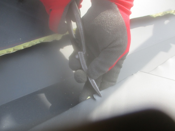 ルーフに切り込みを入れます