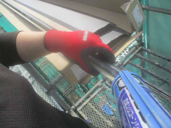 見切り縁にシーリング材を塗布中です