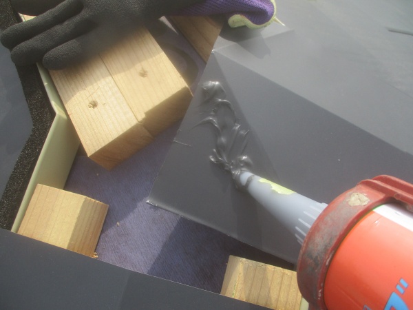 シーリング塗布中です