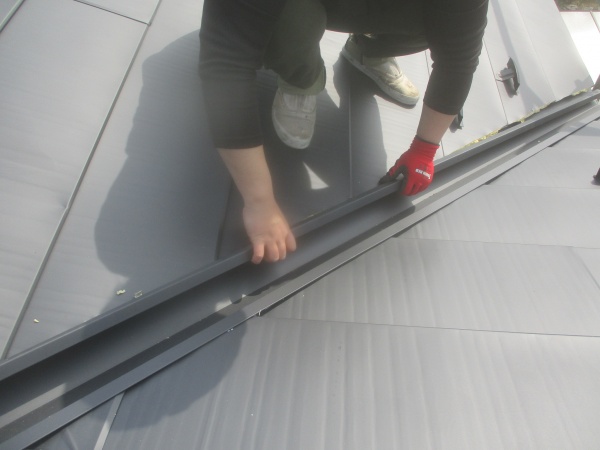 見切り縁を取り付け中です