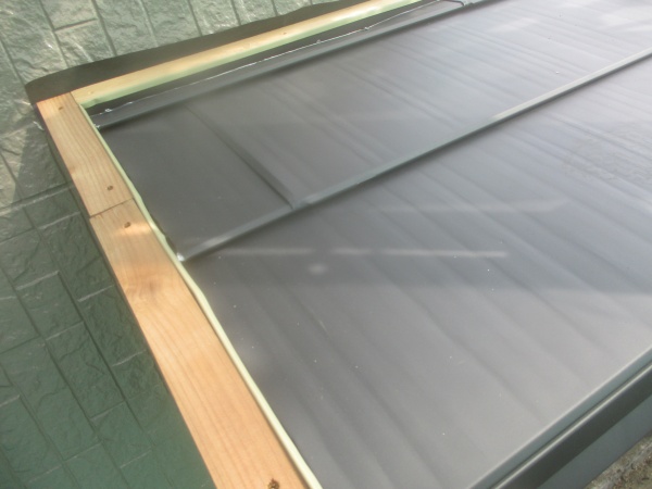 下屋根のルーフ貼り付け終了です